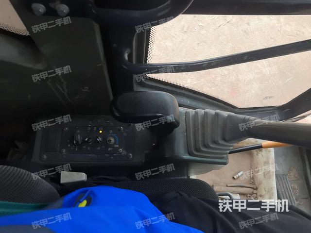 座椅左侧控制台/音响/含左手柄（驾驶室部分）