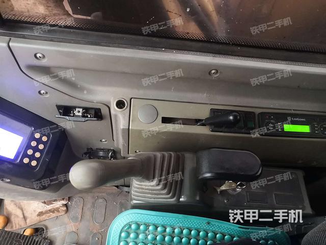 座椅右侧控制台/钥匙门/油门/含右手柄（驾驶室部分）