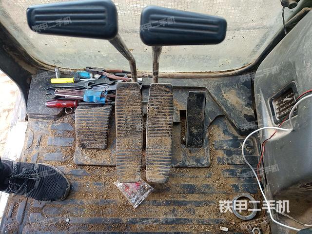 行走控制手柄和踏板 俯拍（驾驶室部分）