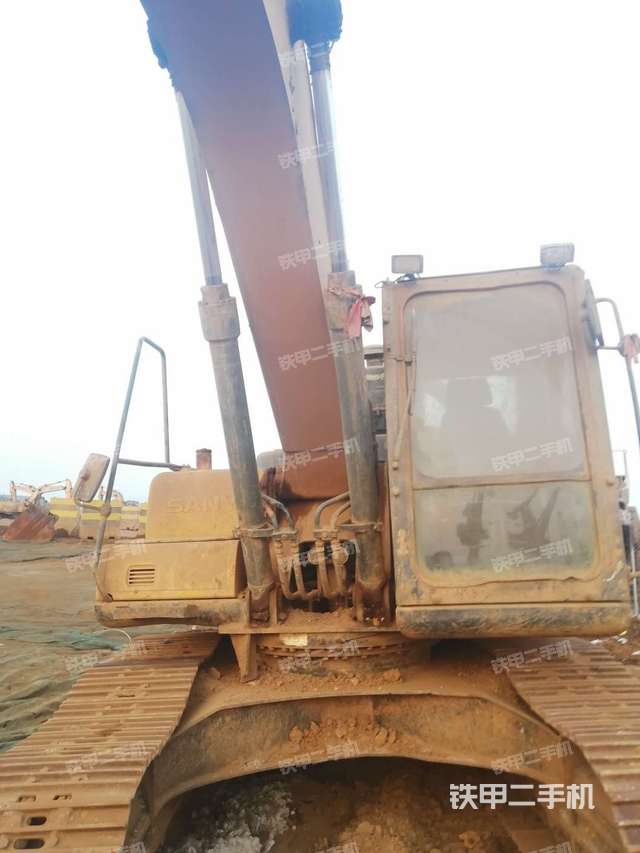 大臂油缸整体 竖拍（工作和回转装置）