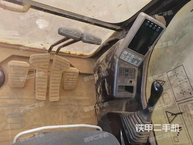 行走控制手柄和踏板 俯拍（驾驶室部分）