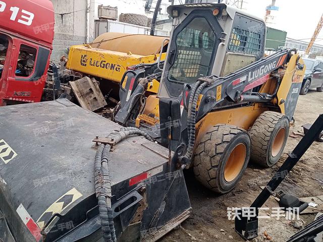 柳工CLG375B滑移装载机
