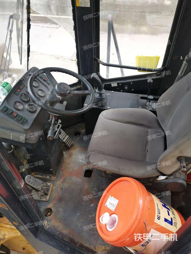 驾驶室内部（驾驶室部分）