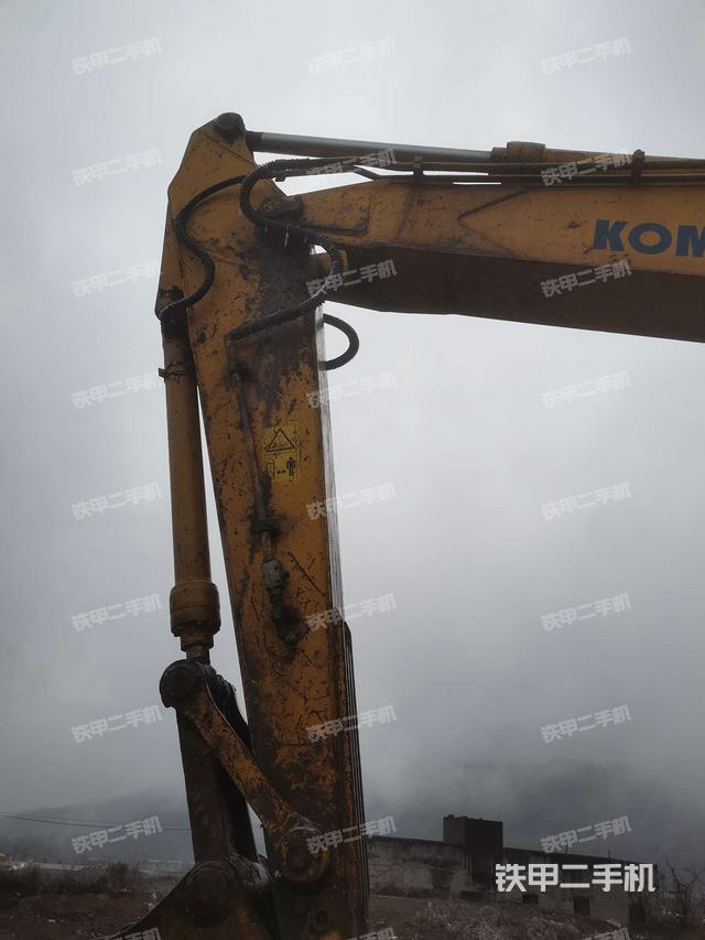 小臂整体左后(工作和回转装置) 小臂整体左后(工作和回转装置)