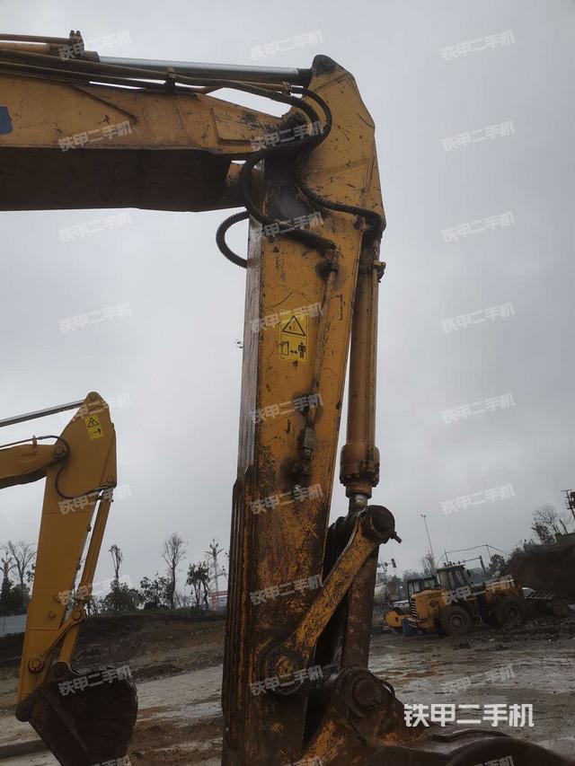 小臂整体右前(工作和回转装置) 小臂整体右前(工作和回转装置)