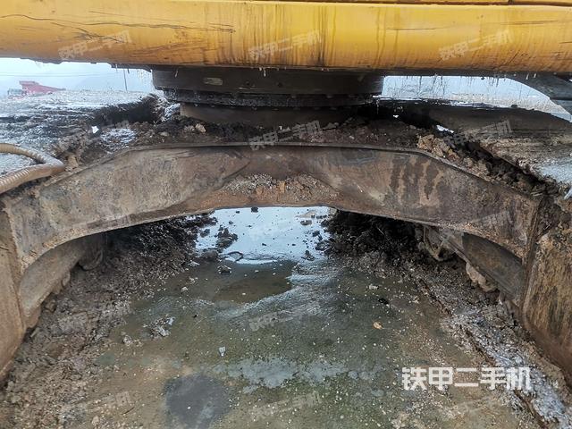 转盘和下车架正前(工作和回转装置) 转盘和下车架正前(工作和回转装置)