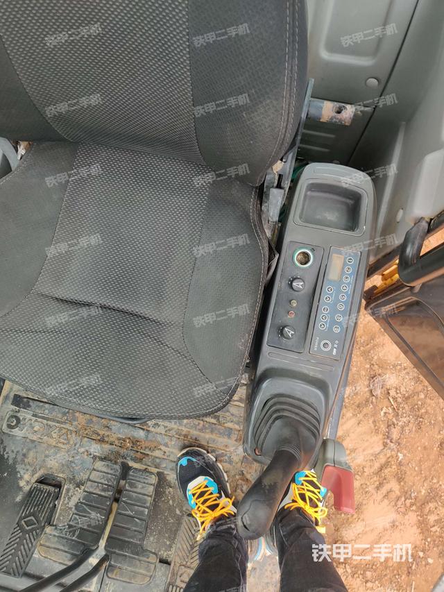 座椅右侧控制台/钥匙门/油门/含右手柄（驾驶室部分）