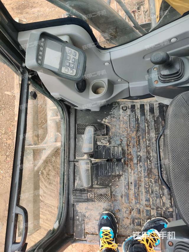 行走控制手柄和踏板 俯拍（驾驶室部分）