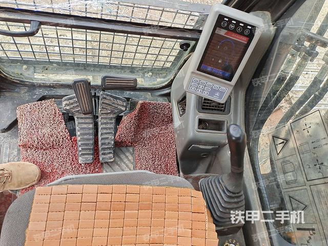 行走控制手柄和踏板 俯拍(驾驶室部分) 行走控制手柄和踏板 俯拍(驾驶室部分)