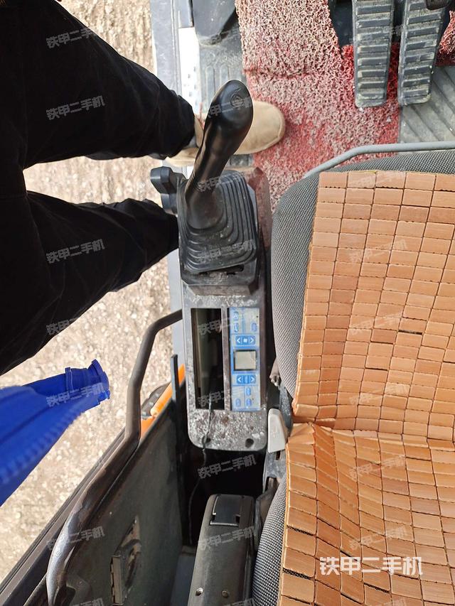 座椅左侧控制台/音响/含左手柄(驾驶室部分) 座椅左侧控制台/音响/含左手柄(驾驶室部分)