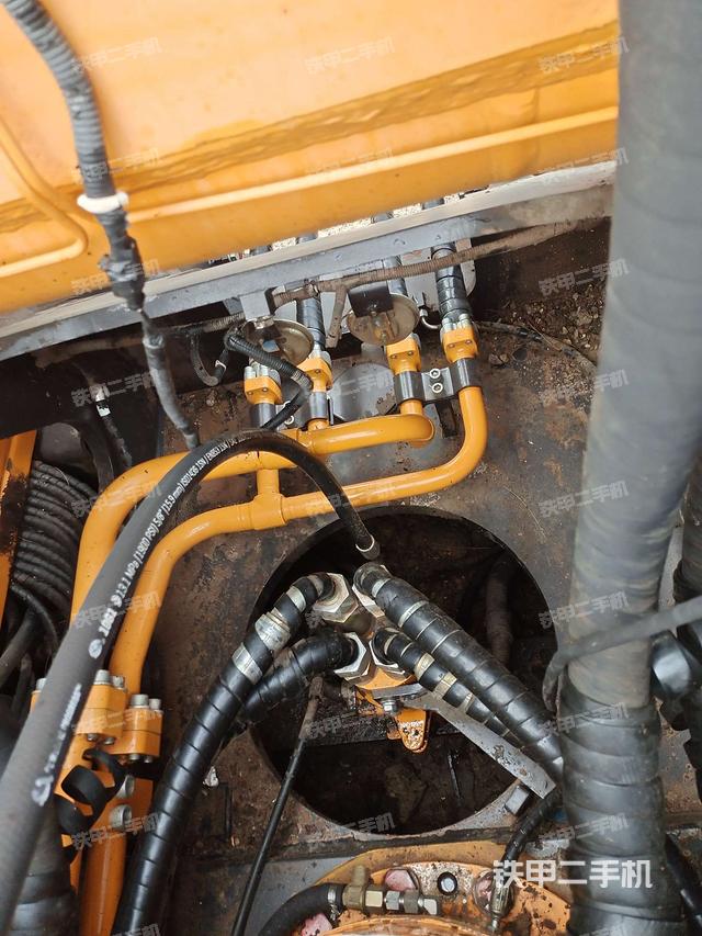 中央回转接头特写(上车部件) 中央回转接头特写(上车部件)