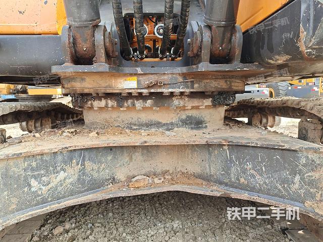 转盘和下车架正前(工作和回转装置) 转盘和下车架正前(工作和回转装置)