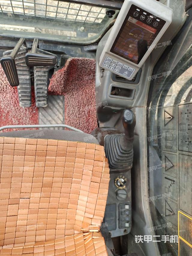 座椅右侧控制台/钥匙门/油门/含右手柄(驾驶室部分) 座椅右侧控制台/钥匙门/油门/含右手柄(驾驶室部分)