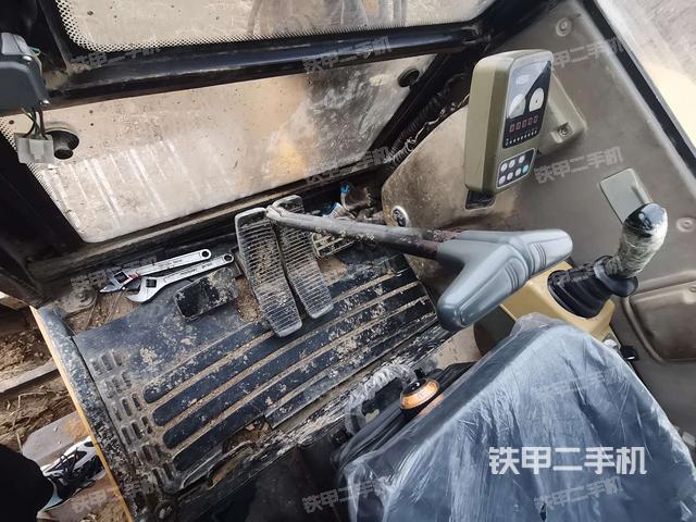 行走控制手柄和踏板 俯拍(驾驶室部分) 行走控制手柄和踏板 俯拍(驾驶室部分)