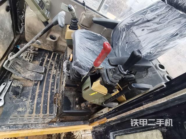 座椅左侧控制台/音响/含左手柄(驾驶室部分) 座椅左侧控制台/音响/含左手柄(驾驶室部分)