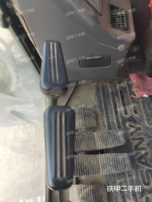 行走控制手柄和踏板 俯拍（驾驶室部分）