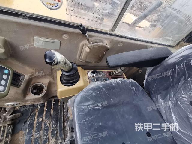 座椅右侧控制台/钥匙门/油门/含右手柄(驾驶室部分) 座椅右侧控制台/钥匙门/油门/含右手柄(驾驶室部分)