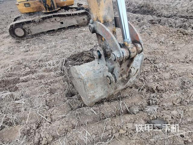 铲斗右后整体(工作和回转装置) 铲斗右后整体(工作和回转装置)