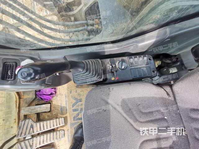 座椅右侧控制台/钥匙门/油门/含右手柄（驾驶室部分）