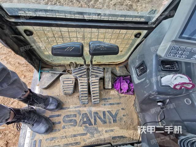 行走控制手柄和踏板 俯拍（驾驶室部分）