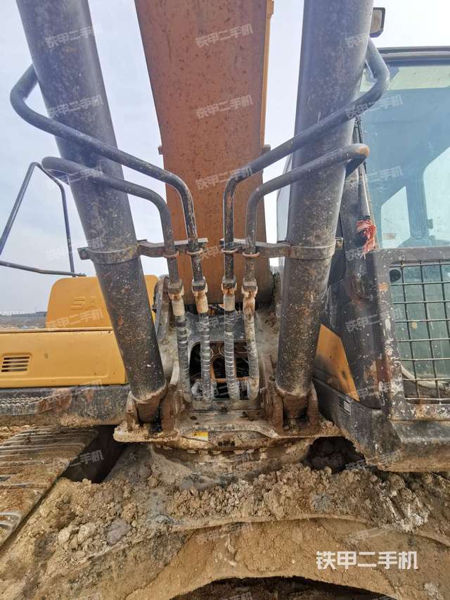 大臂油缸整体 竖拍（工作和回转装置）