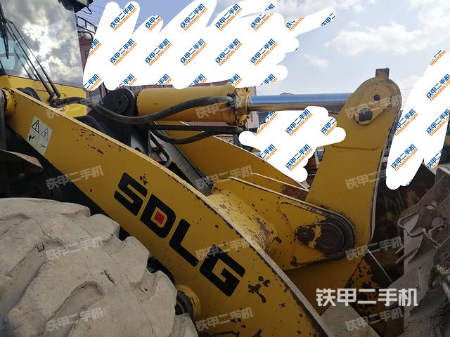 铲斗油缸侧面(工作装置) 铲斗油缸侧面(工作装置)