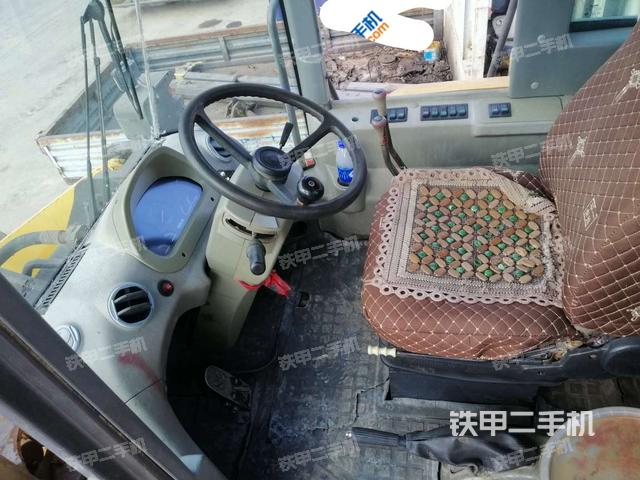 驾驶室内部(驾驶室部分) 驾驶室内部(驾驶室部分)