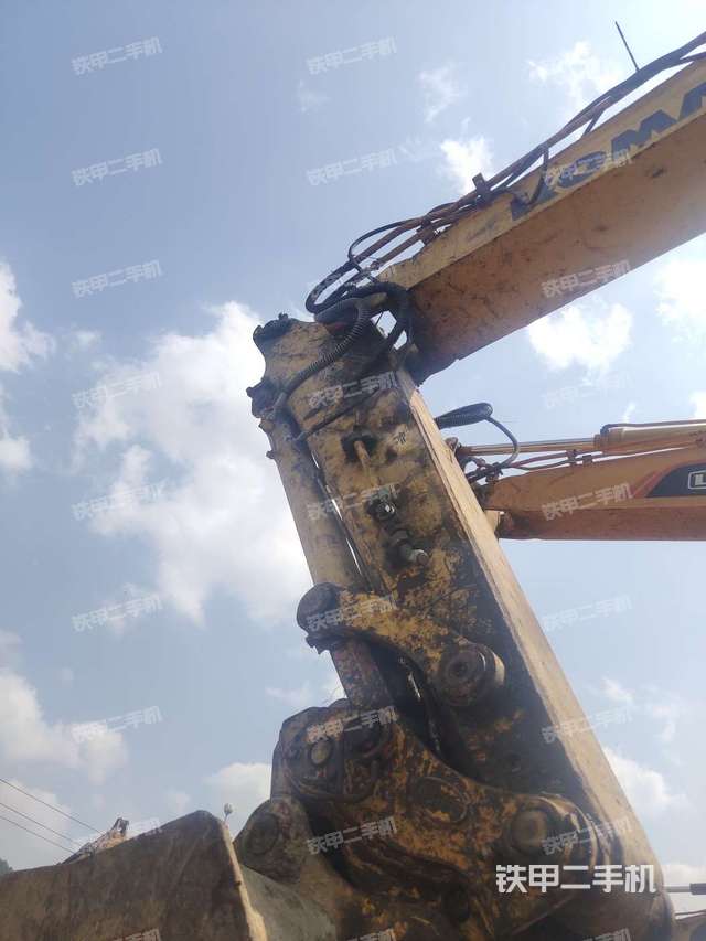 小臂整体左后(工作和回转装置) 小臂整体左后(工作和回转装置)