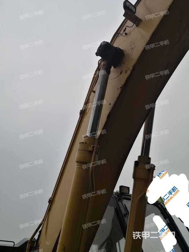 大臂油缸整体 竖拍(工作和回转装置) 大臂油缸整体 竖拍(工作和回转装置)