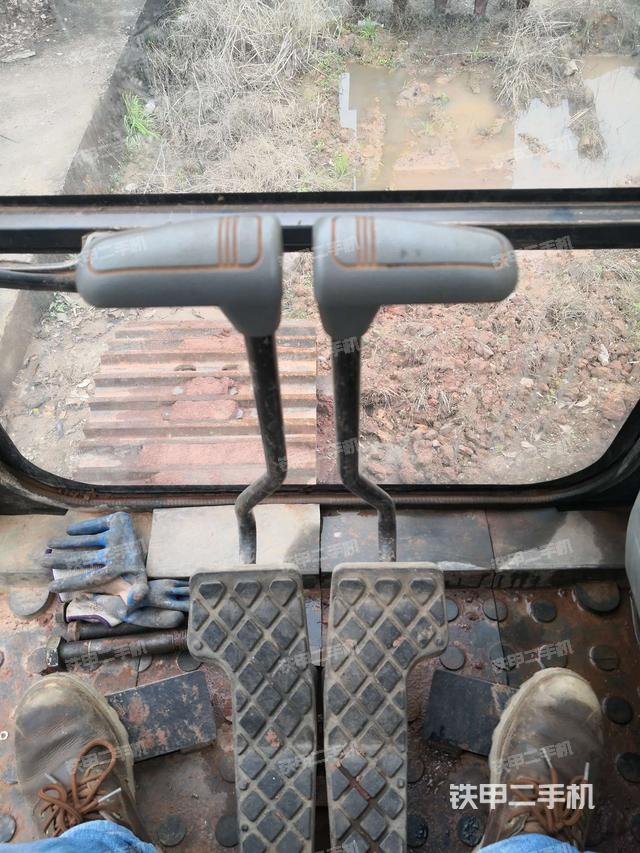 行走控制手柄和踏板 俯拍(驾驶室部分) 行走控制手柄和踏板 俯拍(驾驶室部分)