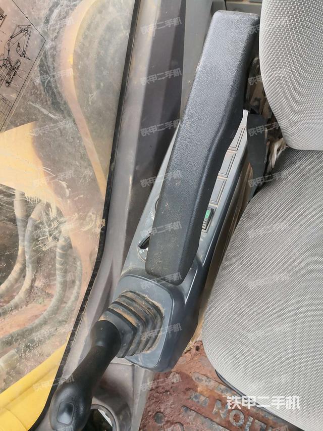 座椅左侧控制台/音响/含左手柄(驾驶室部分) 座椅左侧控制台/音响/含左手柄(驾驶室部分)