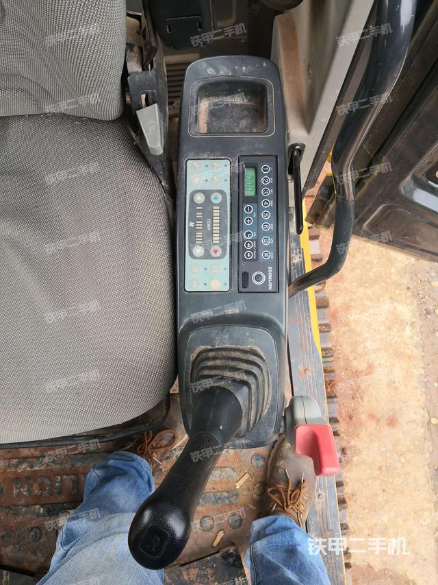 座椅右侧控制台/钥匙门/油门/含右手柄(驾驶室部分) 座椅右侧控制台/钥匙门/油门/含右手柄(驾驶室部分)