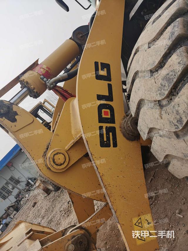 铲斗油缸侧面(工作装置) 铲斗油缸侧面(工作装置)