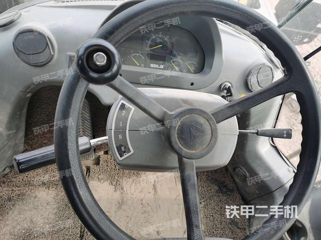 驾驶室内部（驾驶室部分）