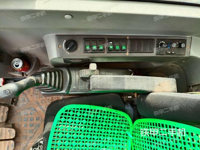 座椅右侧控制台/钥匙门/油门/含右手柄（驾驶室部分）