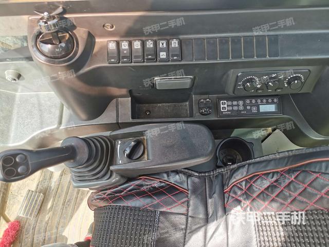 座椅右侧控制台/钥匙门/油门/含右手柄(驾驶室部分) 座椅右侧控制台/钥匙门/油门/含右手柄(驾驶室部分)