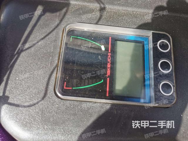 行走控制手柄和踏板 俯拍(驾驶室部分) 行走控制手柄和踏板 俯拍(驾驶室部分)