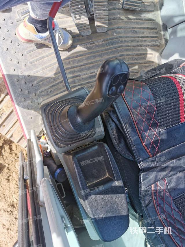 座椅左侧控制台/音响/含左手柄(驾驶室部分) 座椅左侧控制台/音响/含左手柄(驾驶室部分)