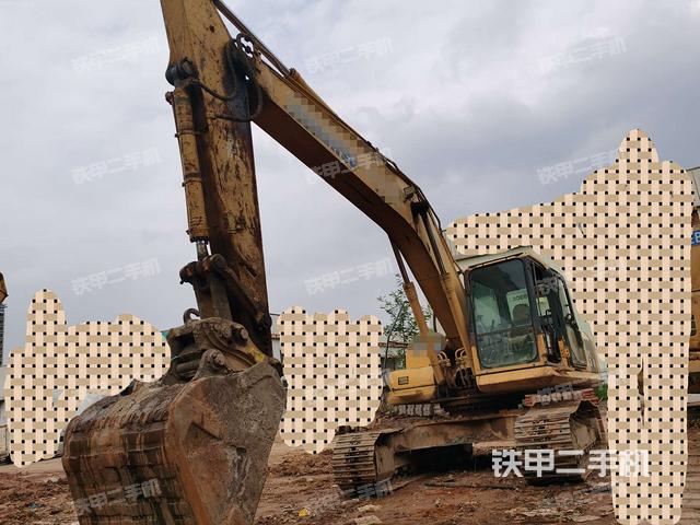 小松PC220-7挖掘机