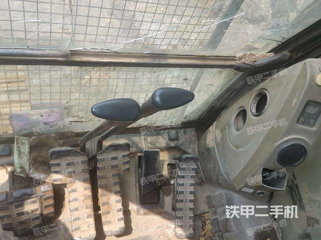 行走控制手柄和踏板 俯拍（驾驶室部分）