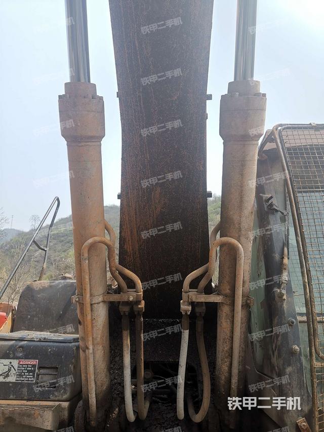 大臂油缸整体 竖拍（工作和回转装置）