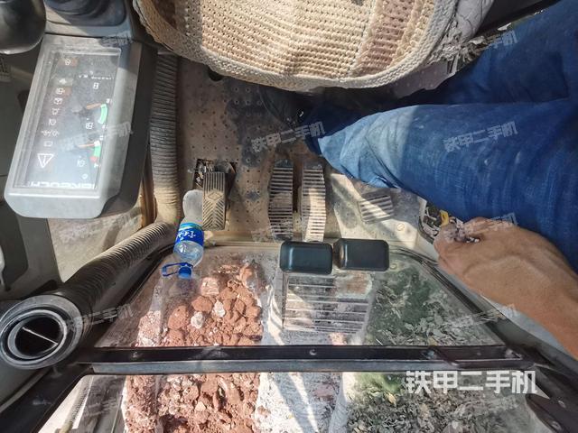 行走控制手柄和踏板 俯拍(驾驶室部分) 行走控制手柄和踏板 俯拍(驾驶室部分)