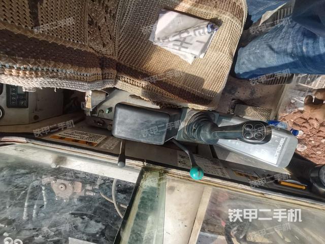 座椅右侧控制台/钥匙门/油门/含右手柄(驾驶室部分) 座椅右侧控制台/钥匙门/油门/含右手柄(驾驶室部分)