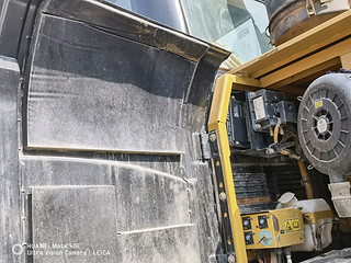 二手卡特彼勒挖掘机液压泵舱室正面整体实拍图370