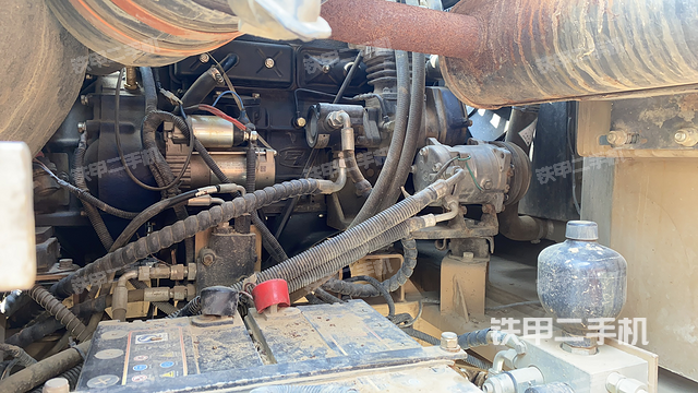 液压泵舱室正面整体（整机外观）