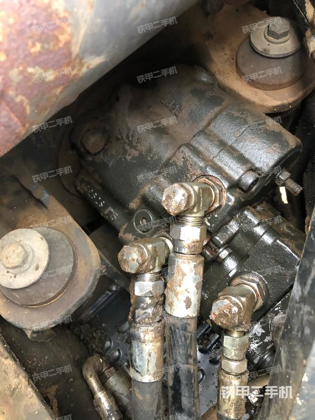 液压泵舱室正面整体(整机外观) 液压泵舱室正面整体(整机外观)