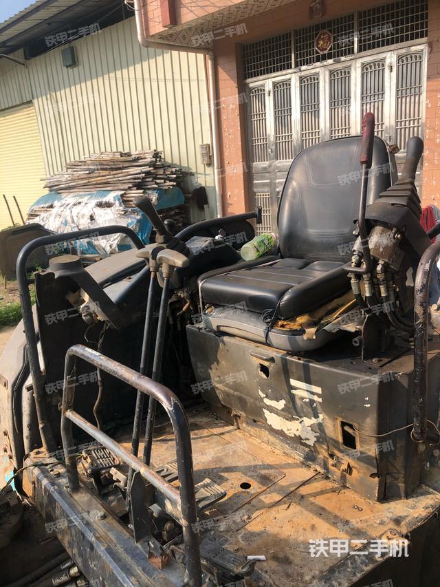 驾驶室整体(整机外观) 驾驶室整体(整机外观)