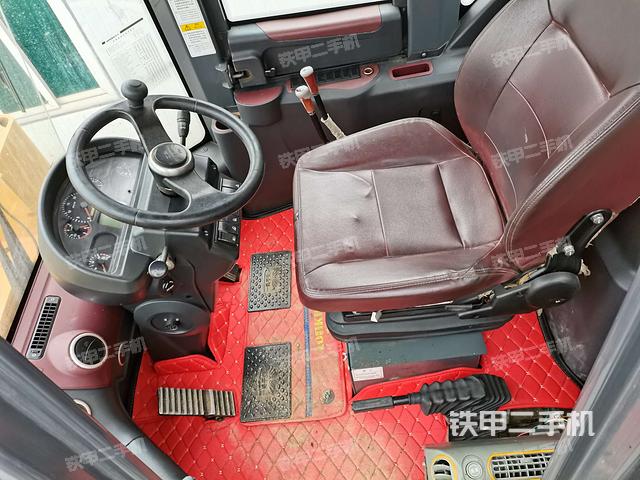 驾驶室内部（驾驶室部分）