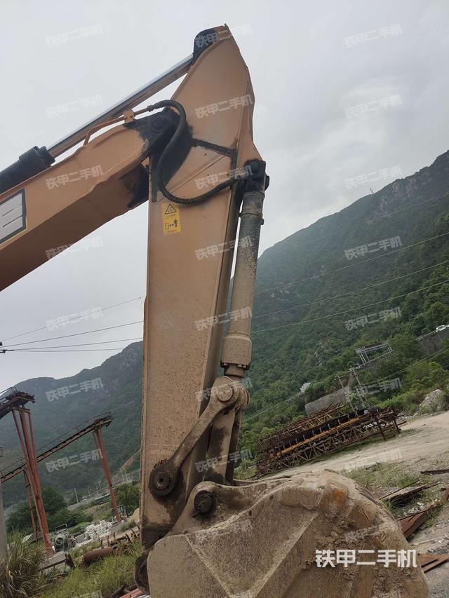 小臂整体右前(工作和回转装置) 小臂整体右前(工作和回转装置)