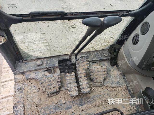 行走控制手柄和踏板 俯拍(驾驶室部分) 行走控制手柄和踏板 俯拍(驾驶室部分)